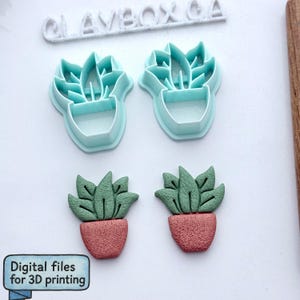 Puede incluir: Dos cortadores de galletas en forma de suculentas de color azul claro y dos figuras de suculentas terminadas en macetas de terracota. Las figuras tienen hojas verdes y están hechas de un material texturizado. El texto "Digital files for 3D printing" es visible.