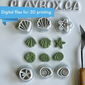 Puede incluir: Un conjunto de moldes de arcilla polimérica impresos en 3D para hacer formas de conchas marinas, estrellas de mar y conchas. Los moldes son blancos y la arcilla es verde. El texto "Archivos digitales para impresión 3D" es visible en la imagen.
