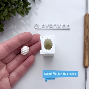 Pode incluir: Molde branco impresso em 3D para fazer objetos com forma de favo de mel. O molde está aberto e um objeto branco com forma de favo de mel é mostrado ao lado. O texto "Arquivos digitais para impressão 3D" é visível abaixo do molde.