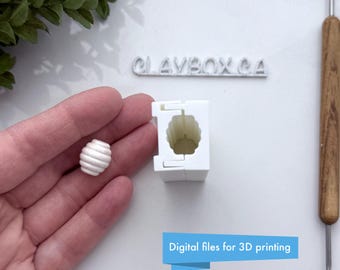 Puede incluir: Molde blanco impreso en 3D para hacer objetos con forma de panal. El molde está abierto y se muestra un objeto blanco con forma de panal al lado. El texto "Archivos digitales para impresión 3D" es visible debajo del molde.