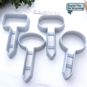 Puede incluir: Cuatro cortadores de galletas en forma de T, de color azul claro, con extremos redondeados y puntiagudos, están dispuestos sobre una superficie blanca. El texto "Digital files for 3D printing" es visible en la esquina superior derecha.