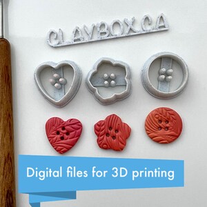 Peut inclure: Ensemble de trois emporte-pièces imprimés en 3D pour réaliser des formes de cœur, de fleur et rondes. Les emporte-pièces sont blancs avec une finition mouchetée. En dessous des emporte-pièces, trois boutons en argile rouge avec les mêmes formes. Le texte "CLAYBOXCA" et "Fichiers numériques pour l'impression 3D" est visible sur l'image.