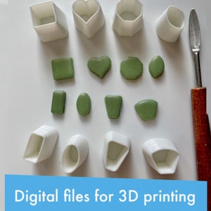 Op de afbeelding: Een set van 3D-geprinte mallen voor het maken van polymer clay-vormen. De mallen zijn wit en bevatten een vierkant, een hart, een zeshoek en een ovaal. Er zijn ook groene polymer clay-vormen in dezelfde ontwerpen.