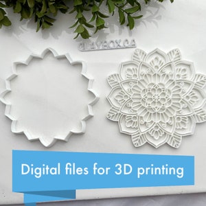 Pode incluir: Dois cortadores de biscoitos impressos em 3D de cor branca, um com um design circular simples e o outro com um design de mandala detalhado. O texto "Arquivos digitais para impressão 3D" está impresso abaixo dos cortadores.