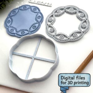 Puede incluir: Tres cortadores de galletas impresos en 3D de color azul claro. Uno es un óvalo sólido con un borde floral, otro es un borde floral y el tercero es un círculo festoneado con soportes cruzados. La imagen incluye el texto "Digital files for 3D printing".