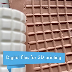 Puede incluir: Primer plano de un rodillo blanco impreso en 3D y una superficie texturizada marrón. El texto "Archivos digitales para impresión 3D" se muestra en una pancarta azul.