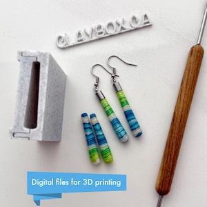 Könnte beinhalten: Ein Paar blaue und grüne gestreifte Ohrringe mit silbernen Haken. Die Ohrringe sind aus Polymer Clay gefertigt und etwa 5 cm lang. Digitale Dateien zum 3D-Druck.