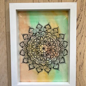Pinturas em aquarela de mandala