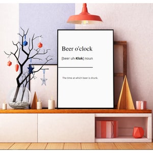 Könnte beinhalten: Ein weißer gerahmter Druck mit schwarzem Text, der "Beer o'clock [beer uh-Klok] noun The time at which beer is drunk." lautet.