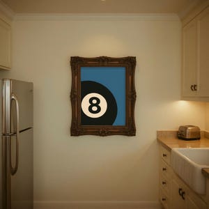 Puede incluir: Una impresi&oacute;n enmarcada con una bola ocho en blanco y negro sobre un fondo azul. El marco ornamentado, de color marr&oacute;n oscuro, a&ntilde;ade un toque cl&aacute;sico a la obra de arte. La impresi&oacute;n se muestra en una pared de color crema.