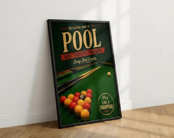 Puede incluir: Un póster vertical enmarcado que muestra la superficie de una mesa de billar verde con un conjunto de bolas de colores, dos tacos y el texto THE CLASSIC GAME OF POOL, SKILL, STRATEGY, PRECISION, EVERY SHOT COUNTS y PLAY LIKE A CHAMPION en oro y rojo.