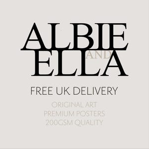 Puede incluir: Un p&oacute;ster con el texto "ALBIE AND ELLA" en negrita, en negro. Debajo, se muestra el texto "FREE UK DELIVERY", seguido de "ORIGINAL ART, PREMIUM POSTERS, 200GSM QUALITY" sobre un fondo beige claro.