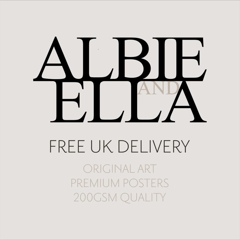 Puede incluir: Un p&oacute;ster con el texto "ALBIE AND ELLA" en negrita, en negro. Debajo, se muestra el texto "FREE UK DELIVERY", seguido de "ORIGINAL ART, PREMIUM POSTERS, 200GSM QUALITY" sobre un fondo beige claro.