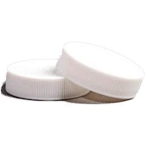 Könnte beinhalten: Zwei weiße Kunststoff-Flaschenverschlüsse. Die Verschlüsse sind rund mit flacher Oberseite und geriffelter, zylindrischer Seite. Ein Verschluss liegt flach, der andere ist leicht geneigt und zeigt die Unterseite. Der Hintergrund ist weiß.