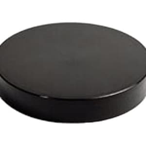 Puede incluir: Un objeto redondo negro sólido con una parte superior plana y un borde ligeramente redondeado. El objeto parece estar hecho de un material liso y no reflectante. La forma sugiere que podría ser una tapa o cubierta.