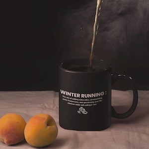 Taza de atleta, divertido regalo para amantes de Strava para correr en invierno, taza de café negra, idea de regalo de Navidad de 11 oz, regalo para fanáticos de los deportes, taza de té de cerámica