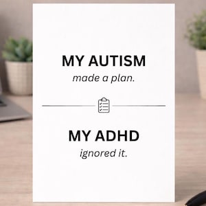 Può includere: Un biglietto bianco con testo nero che recita "MY AUTISM made a plan." e "MY ADHD ignored it." Una linea e un'icona a forma di appunti separano le due frasi. Il biglietto è su una superficie chiara.