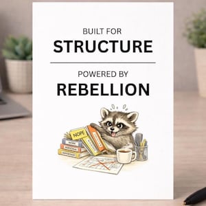Può includere: Un biglietto di auguri bianco con il testo "BUILT FOR STRUCTURE" e "POWERED BY REBELLION". Il biglietto presenta un procione dei cartoni animati circondato da libri, una tazza di caffè e forniture per ufficio. I libri sono etichettati "NOPE", "WORK", "PERSONAL" e "IMPORTANT".