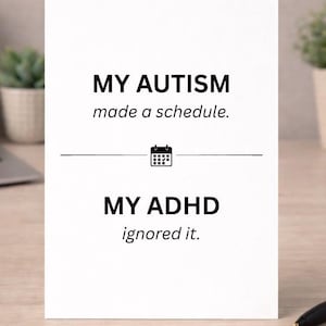 Può includere: Una tazza di ceramica bianca con manico nero e la scritta "But First, Coffee" in nero, in grassetto. La tazza è su una superficie bianca.