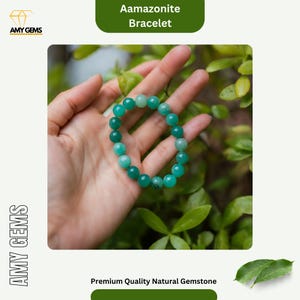 以下が含まれることがあります： 緑色のアマゾナイトのブレスレット。ブレスレットは丸いビーズで作られており、緑の葉の背景に手の上に置かれています。画像の下部に「Premium Quality Natural Gemstone」というテキストがあります。