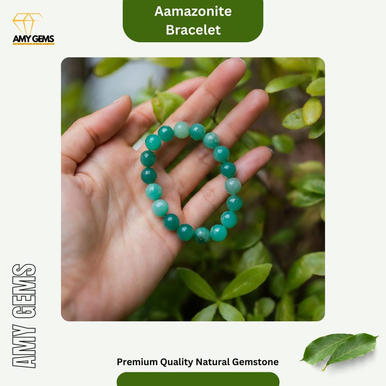 以下が含まれることがあります： 緑色のアマゾナイトのブレスレット。ブレスレットは丸いビーズで作られており、緑の葉の背景に手の上に置かれています。画像の下部に「Premium Quality Natural Gemstone」というテキストがあります。