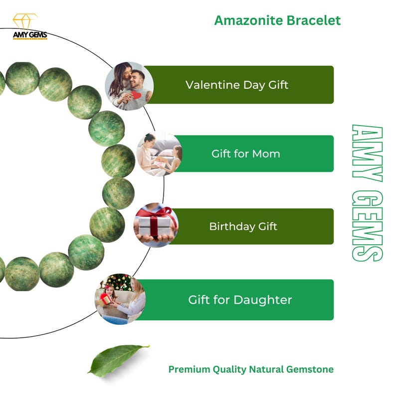 以下が含まれることがあります： 緑色のアマゾナイトのブレスレットが緑色の背景に映えています。ブレスレットは天然石で作られており、あらゆる機会に最適なギフトです。画像の右側に「AMY GEMS」というテキストがあります。