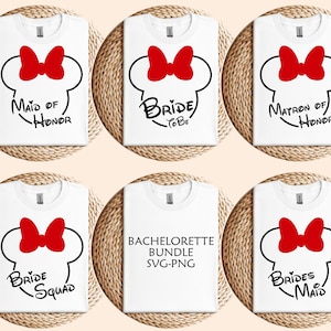 Può includere: Un set di sei magliette bianche con grafica nera e rossa. Le magliette presentano una testa di topo di cartone animato con un fiocco rosso e testo che dice "Maid of Honor", "Bride to Be", "Matron of Honor", "Bride Squad", "Bachelorette Bundle SVG-PNG", e "Brides Maid".