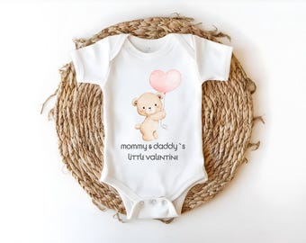 Archivo PNG de la pequeña niña de San Valentín de mamá y papá, diseño de osito de peluche para San Valentín, descarga instantánea