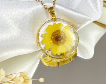 Resin pendant encrusted with dried flowers - Gold stainless steel women's necklace - Bohemian jewelry pressed flowers - Gift for her