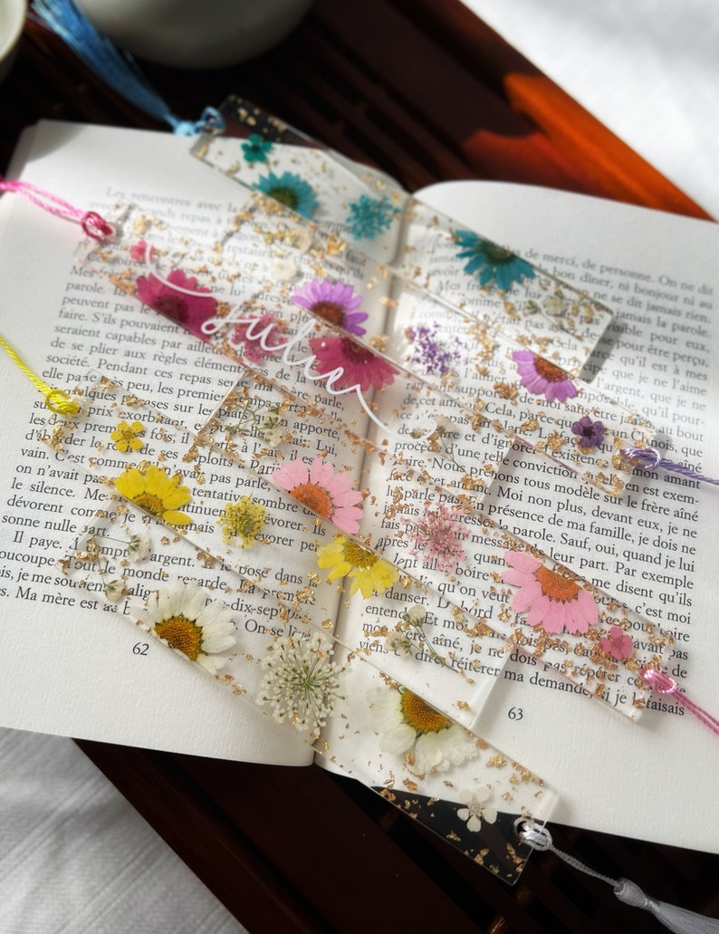 Resin bookmark with dried flowers Bild 8