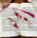 Lot de marque-page et bague de lecture personnalisé en résine avec fleurs séchées - Idée cadeau Noël fêtes de fin d'années anniversaire product logo