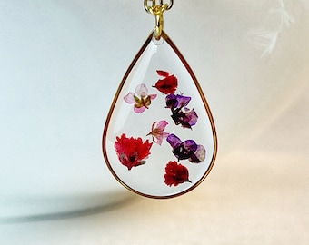 Collier pendentif rose éternelle en résine