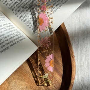 Resin bookmark with dried flowers Bild 4