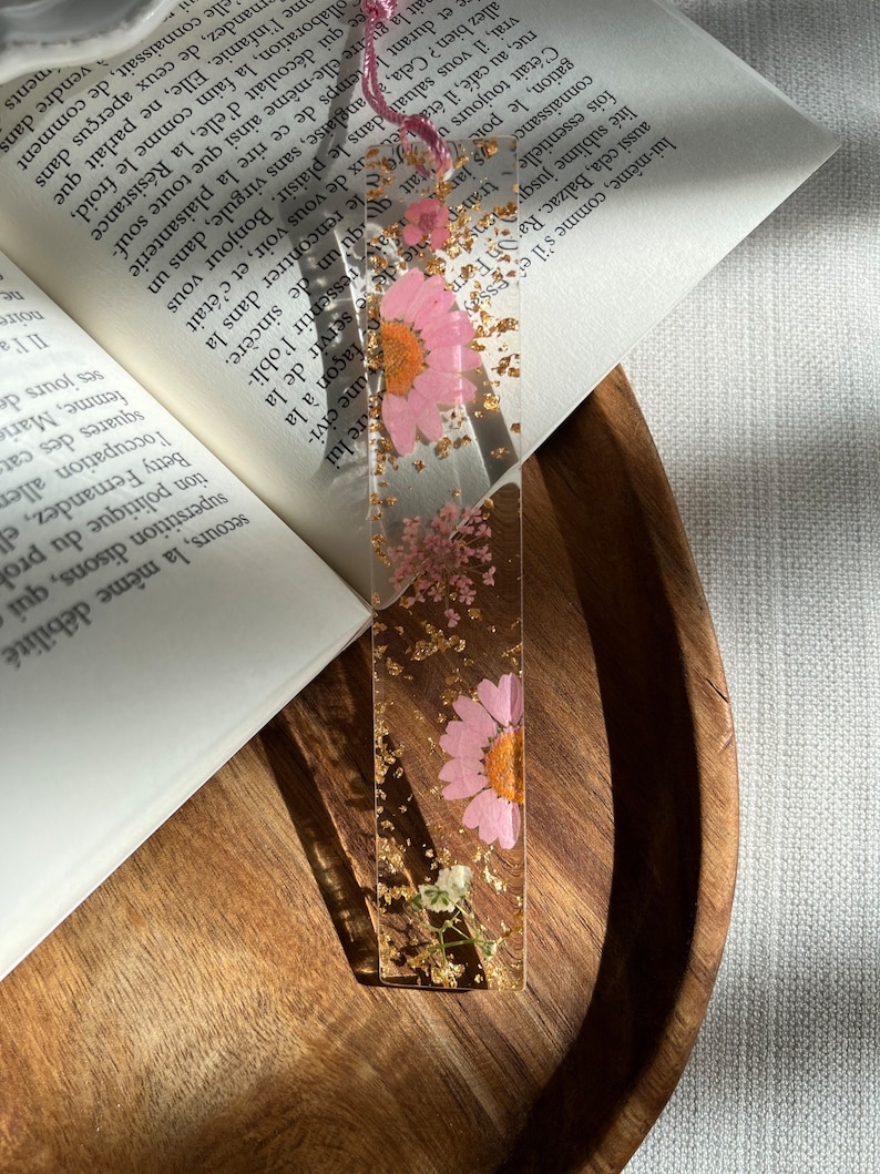 Resin bookmark with dried flowers Bild 4