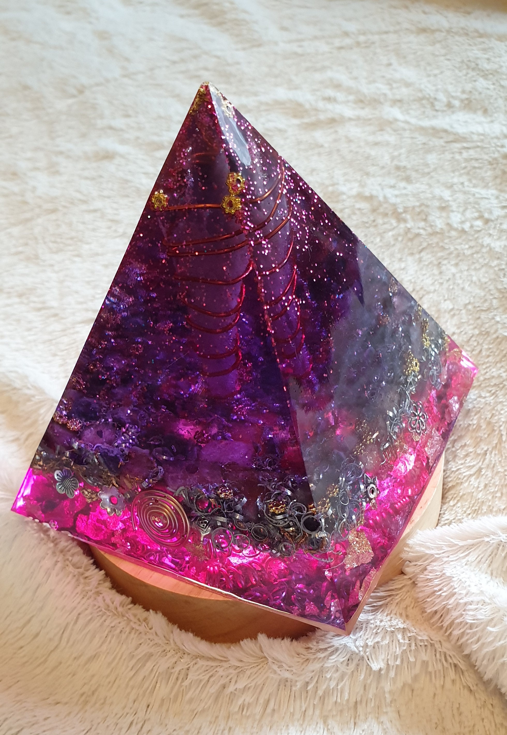 Pyramide Orgonite Moyenne