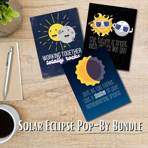 Könnte beinhalten: Ein Satz von drei druckbaren Pop-up-Karten mit einem Sonnenfinsternis-Motiv. Die Karten haben verschiedene Designs mit dem Text "Working together totally rocks", "The future is bright with clients like you" und "Don't let this market cast a shadow on your homeownership dreams".