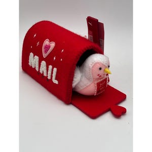 Pájaro de peluche Spritz de Target para el Día de San Valentín en el buzón con la nota "Solo para ti"