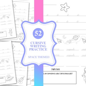 Puede incluir: Un conjunto de hojas de práctica de escritura cursiva con temática espacial. Las hojas presentan líneas para practicar letras y palabras como "cosmic" y "capsule", junto con ilustraciones de cohetes, planetas y astronautas. La portada dice "52 Cursive Writing Practice Space Themed."