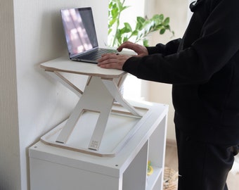 Bureau sur pied moderne Converter