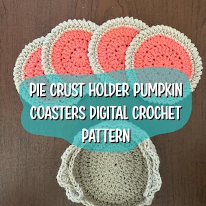 Peut inclure: Sous-verres en forme de citrouille crochetés avec un motif de croûte de tarte. Les sous-verres sont dans les tons corail, beige et beige. L'image comprend le texte "PIE CRUST HOLDER PUMPKIN COASTERS DIGITAL CROCHET PATTERN".