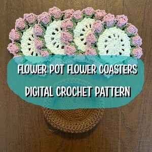 Könnte beinhalten: Gehäkelte Untersetzer in Form eines Blumentopfes mit einem digitalen Häkelmuster. Die Untersetzer haben ein weißes und rosa Blumenmuster mit grünen Akzenten. Der Text "FLOWER POT FLOWER COASTERS DIGITAL CROCHET PATTERN" ist auf dem Bild zu sehen.