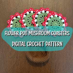 Peut inclure: Des dessous de verre en forme de champignons crochetés, rouges, blancs et verts, disposés en demi-cercle. Ils sont placés au-dessus d'un pot de fleurs crocheté marron. Le texte sur l'image indique "FLOWER POT MUSHROOM COASTERS" et "DIGITAL CROCHET PATTERN".