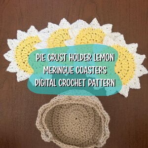 Peut inclure: Ensemble de dessous de verre au crochet en forme de meringue au citron et porte-croûte à tarte. Les dessous de verre sont jaunes et blancs, ressemblant à des tournesols. Le porte-croûte est beige. Le texte sur l'image indique "PIE CRUST HOLDER LEMON MERINGUE COASTERS DIGITAL CROCHET PATTERN."
