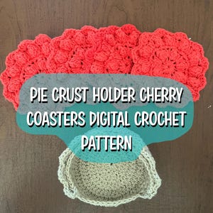 Könnte beinhalten: Ein gehäkelter Tortenkrustenhalter und Kirschuntersetzer. Der Tortenkrustenhalter ist hellbeige mit einem gewellten Rand. Die Kirschuntersetzer sind leuchtend rot. Der Text auf dem Bild lautet: "PIE CRUST HOLDER CHERRY COASTERS DIGITAL CROCHET PATTERN."