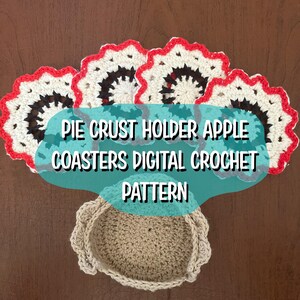 Peut inclure: Sous-verres en forme de pomme crochetés avec un motif rouge, blanc et noir. L'image présente également un porte-croûte à tarte crocheté. Le texte sur l'image se lit comme suit : "PIE CRUST HOLDER APPLE COASTERS DIGITAL CROCHET PATTERN."