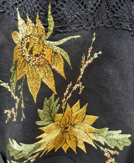 ひまわりの刺繍が施されたリネンのエプロン、カラフルなリネンの