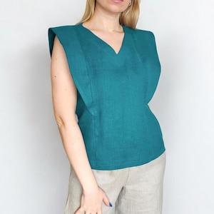 Sleeveless Linen Top: V-Neck Blouse with Structured Shoulders