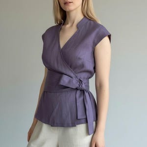Blusa de linho transpassada, blusa feminina com amarração na cintura, blusa de linho com mangas curtas, blusa com decote em V e cinto largo. imagem 4