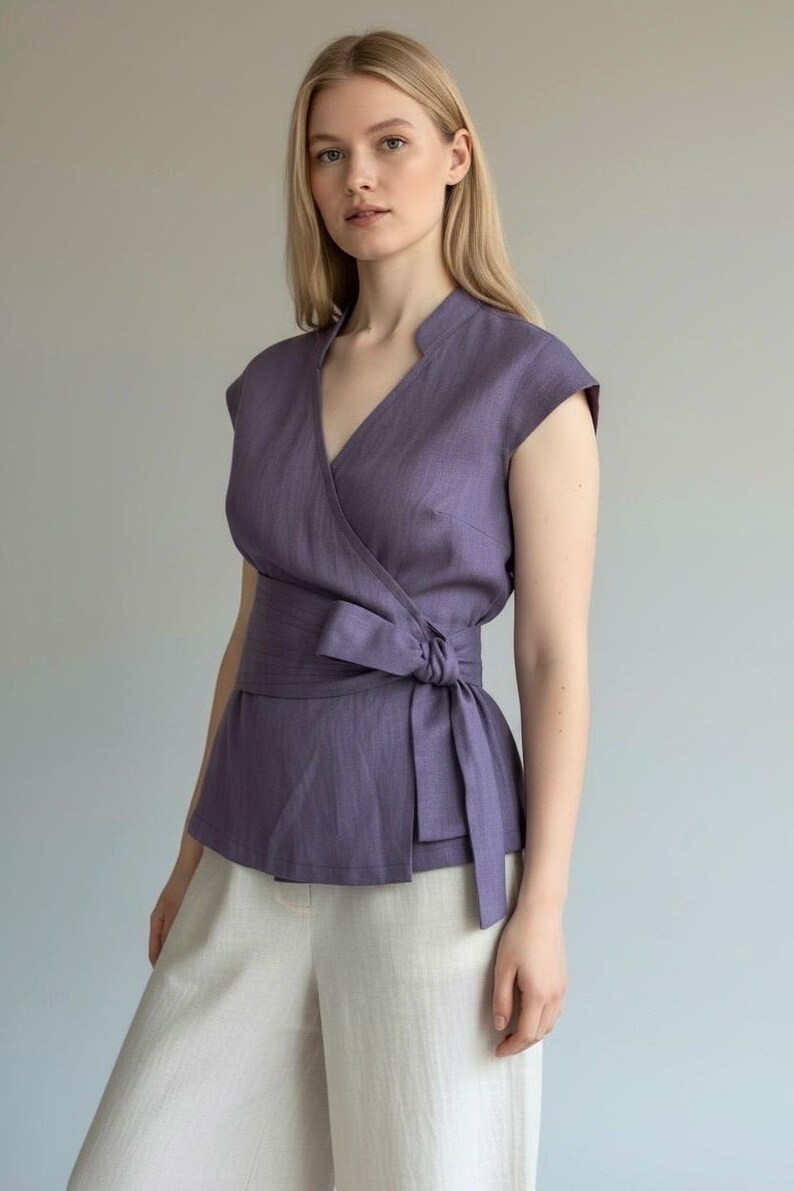 Blusa de linho transpassada, blusa feminina com amarração na cintura, blusa de linho com mangas curtas, blusa com decote em V e cinto largo. imagem 4