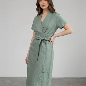 Elegante abito in lino da donna, abito in lino al ginocchio con cintura, abito in lino con scollo a V, abito estivo elegante.